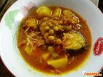 Рыба, тушеная со специями, зеленым горошком и картофелем