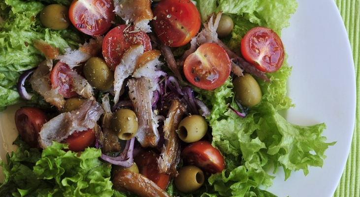 Салат с копчёной рыбой