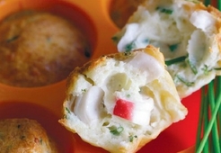 Мини-кексы с крабами и луком сибулет