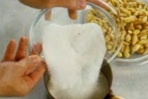 Шаг 1: Насыпьте сахар в медную или …