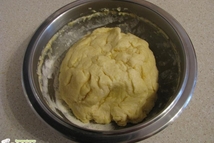 Шаг 2: В кастрюльку или миску выливаем …