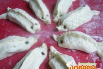 Шаг 18: Сырое взбить, обмазать рыбок. Выложить …