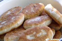 Шаг 2: Стол намазать подсолнечным масло, выложить …