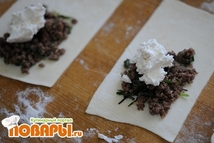 Шаг 3: В каждую из лепешечек положить …