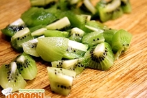 Шаг 3: Киви нам понадобятся среднего размера, …