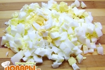 Шаг 3: Яйца отварить и также порезать …