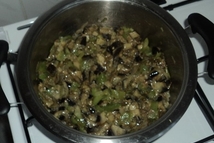 Шаг 3: Баклажан частично очищаем от кожицы, …