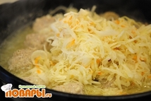 Шаг 5: Теперь добавим квашенную капусту. Аккуратно …