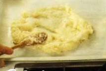 Шаг 6: Выложите полученное тесто на широкий …