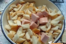 Шаг 1: Хлеб нарезаем кубиками произвольного размера. …