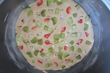 Шаг 5: Потом выкладываем мелко нарезанный ревень.