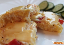 Рецепт: Омлет с мамалыгой, помидорами и сыром