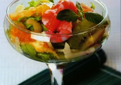 Рецепт: Фруктовый салат с креветками по-японски  