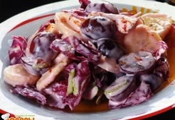 Салат с курицей и бананами