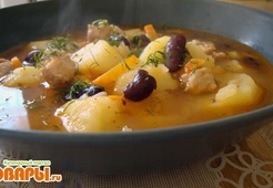 Картошка, тушенная с мясом и фасолью