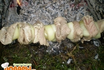 Шаг 3: Все ингредиенты залить рассолом, поперчить …