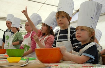 Уроки готовки и добра: школы помогают накормить нуждающихся детей