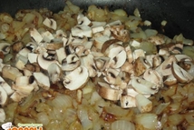 Шаг 2: После этого добавляем шампиньоны.