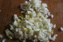 Шаг 4: Чеснок мелко нарубить.