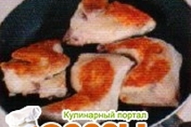 Шаг 2: Цыплят вымыть, обсушить, разрезать каждого …