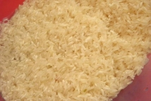 Шаг 3: Насыпаем рис в большую, удобную …