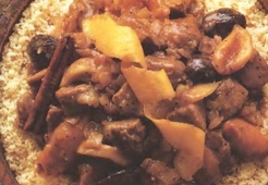 Баранина, тушенная с сухими фруктами