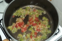 Шаг 3: Помидоры очистить от кожицы, порезать …