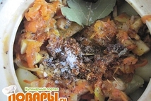 Шаг 5: В горшочек сложить мясо, картофель …