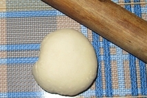 Шаг 2: солим и постепенно подливая воду, …