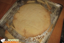 Шаг 4: раскатали на противень. Если тесто …