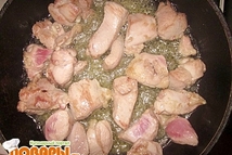 Шаг 2: Нарезаем мясо средними кусочками и …