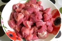 Шаг 2: Говядину режем на кусочки размером …