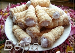 Рецепт: Трубочки слоеные со сливками и клубникой