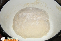 Шаг 3: В эту опару добавляем оставшееся …