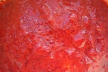 Шаг 2: Измельчить ягоды в однородное пюре …