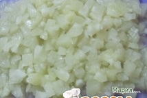 Шаг 3: Ананас также нарезать кубиком.