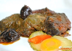 Рецепт: Долма в томатном соке с черносливом