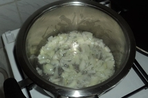 Шаг 2: Лук и чеснок мелко нарезать. …