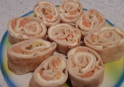 Рецепт: Роллы с семгой (из готового лаваша)