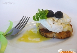 Тост с ветчиной, яйцом - пашот и маслинами