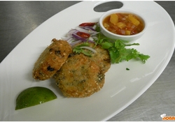 Рецепт: Крабовые оладьи с горячим томатно-ананасовым чатни