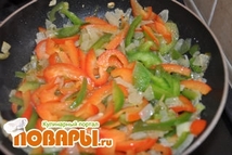 Шаг 1: Зажариваем лук, забрасываем перец. Жарим …