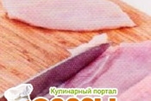 Шаг 2: Куриное филе надрезать вдоль, не …