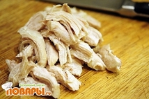 Шаг 2: Куриное филе отварить до готовности, …