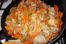 Шаг 3: Затем режем лук полукольцами и …