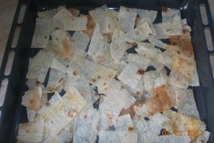 Шаг 3: Выложить кусочки лаваша на противень …