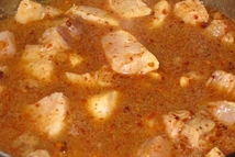 Шаг 2: Выложить мясо к луку, добавить …