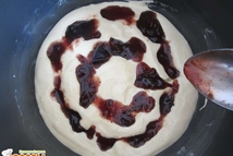 Шаг 7: Выливаем в форму оставшуюся половину …