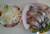 Шаг 1: Сельдь почистить и порезать на …