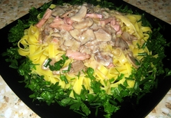 Тольятелле с шампиньонами и ветчиной в грибном соусе